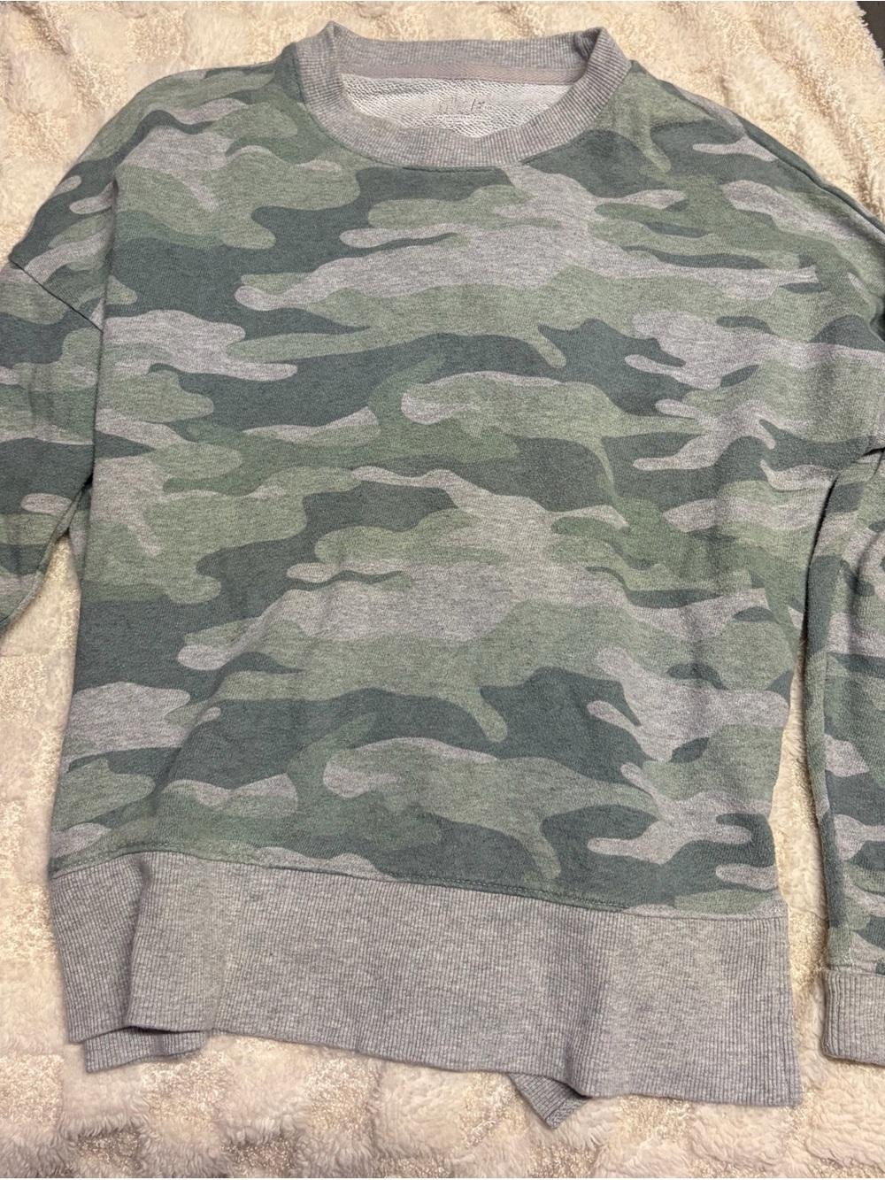 Time and Tru Women's Green Camouflage Long Sleeve Tee